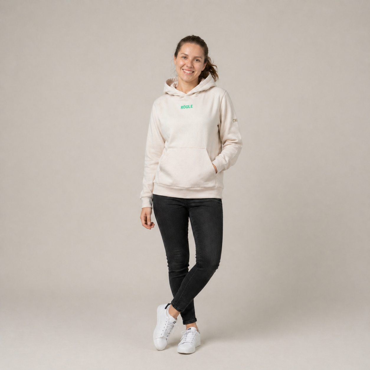 Beige luvtröja med brodyr W
