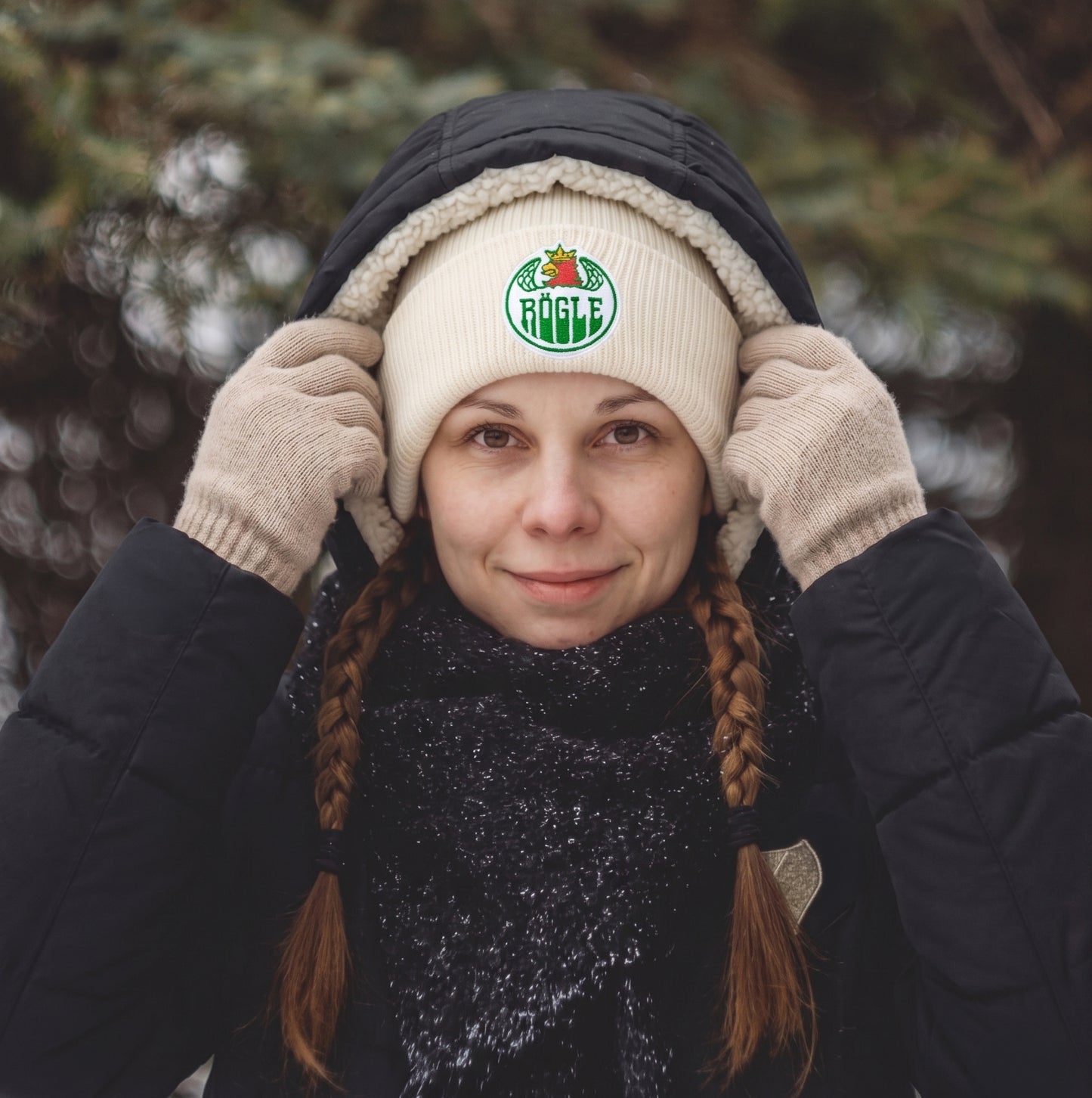 Stickad vit mössa med logo
